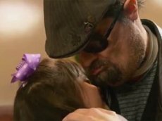 Мужчина с пересаженным лицом встретился с маленькой дочкой