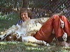 Лев подружился с людьми