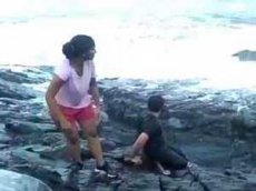 Туриста смыло гигантской волной на Гоа