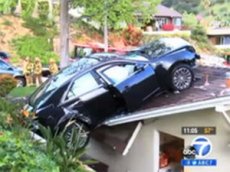 Американец припарковал машину на крыше дома