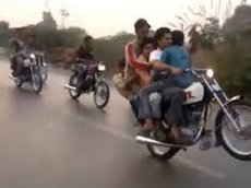 Пять человек на одном колесе