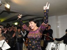 Лолита Милявская спела в подземном переходе