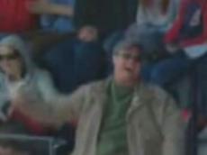 Болельщик поймал бейсбольный мячик, но радовался своему счастью лишь 30 секунд