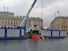 Прыжок внедорожника на Исаакиевской площади зафиксировали на видео