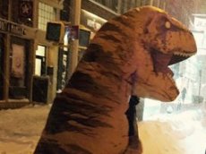 Американцы засняли тираннозавра на улице