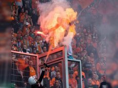 Польский полицейский поджег фаната из перцового баллончика