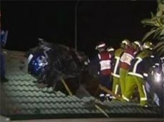 В Сиднее автомобиль протаранил крышу дома