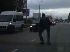 Ярославский водитель перенес старушку через дорогу