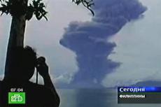 Жители Филиппин в панике покидают дома