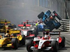 Видео массовой аварии на старте первой гонки в Монако