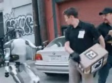 Робот ответил на издевательства людей