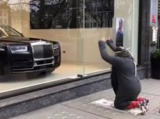 Чичваркин совершил намаз перед салоном Rolls Royce в Лондоне