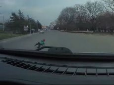 На Ставрополье ребенок вылетел на трассу из движущегося автомобиля