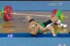 Тяжелоатлета придавило штангой в 148 кг на Играх в Пекине