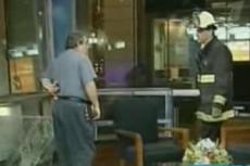 Выпуск новостей в США прервал неожиданно влетевший в студию автомобиль