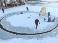 В Хельсинки запустили огромную карусель из льдины