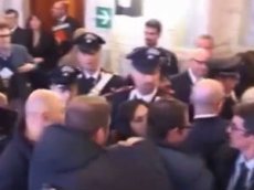 Пресс-конференция Керри в Италии закончилась потасовкой