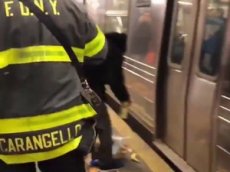 Американец напугал пассажиров, поднявшись с путей метро прямо перед поездом