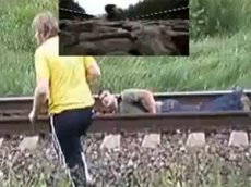 Экстремалы развлекались, ложась под едущий поезд