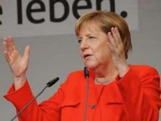 Меркель забросали помидорами во время предвыборного выступления