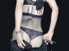Мадонна снова обнажилась перед публикой