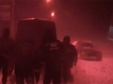 Эвакуация людей из 14-километровой пробки бойцами МЧС в Украине