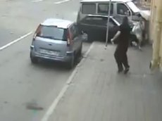 Девушка чудом осталась жива, увернувшись от автомобиля