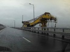 Видео столкновения крана с Крымским мостом