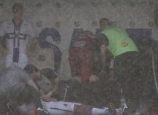Футболист потерял сознание после удара молнии