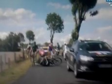 На Тур де Франс машина сбила гонщика
