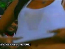 Мексиканская болельщица устроила стриптиз на трибуне