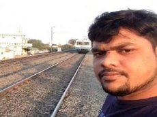Мужчину сбил поезд, пока он снимал селфи