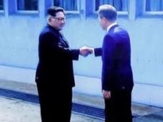 Рукопожатие Ким Чен Ына и Мун Чжэ Ина