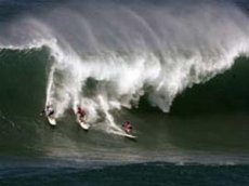 На Гаваях серферы покорили 12-метровые волны