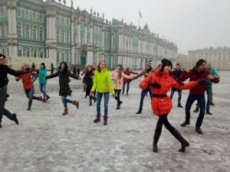 Артисты Мариинки станцевали на Дворцовой под «Патимейкера»