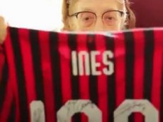 «Милан» подарил 100-летней болельщице футболку с автографами