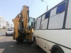В Омске трактор врезался в автобус