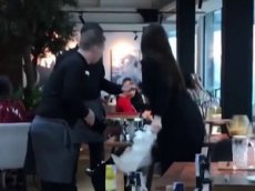 В Сети появилось видео с дерзкими официантами, запустившими торт в лицо клиентки