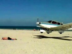 Самолет едва не сел на отдыхающего на немецком пляже