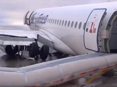 В Якутске при приземлении у самолета подломились опоры шасси