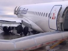 В Якутске при приземлении у самолета подломились опоры шасси