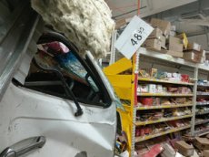 В Иркутске эвакуатор протаранил стену торгового комплекса, пострадала покупательница