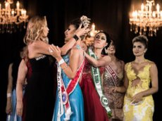 Бразильянка силой отняла корону у соперницы на конкурсе красоты