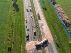 В Польше автотрассу затопило тоннами шоколада
