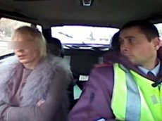 Видео, на котором сотрудник ДПС остановил трансвестита, взорвало Рунет