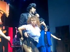 Фанатка Киркорова исполнила стриптиз на его концерте в Анапе