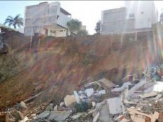 В Мексике три жилых дома провалились в котлован