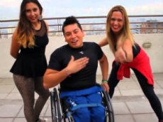 Инвалид-колясочник стал учителем танцев
