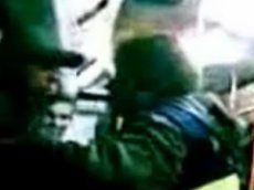 Женщина-контролер дала пинка пассажиру