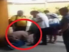 Президент Боливии поручил охраннику завязать шнурок на своем ботинке